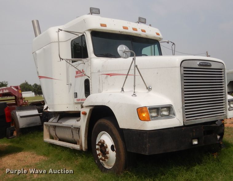 image for item IT9744 2000 Freightliner FLD120  semi truck