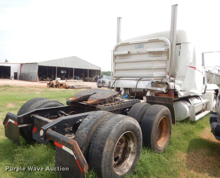 image for item IT9744 2000 Freightliner FLD120  semi truck