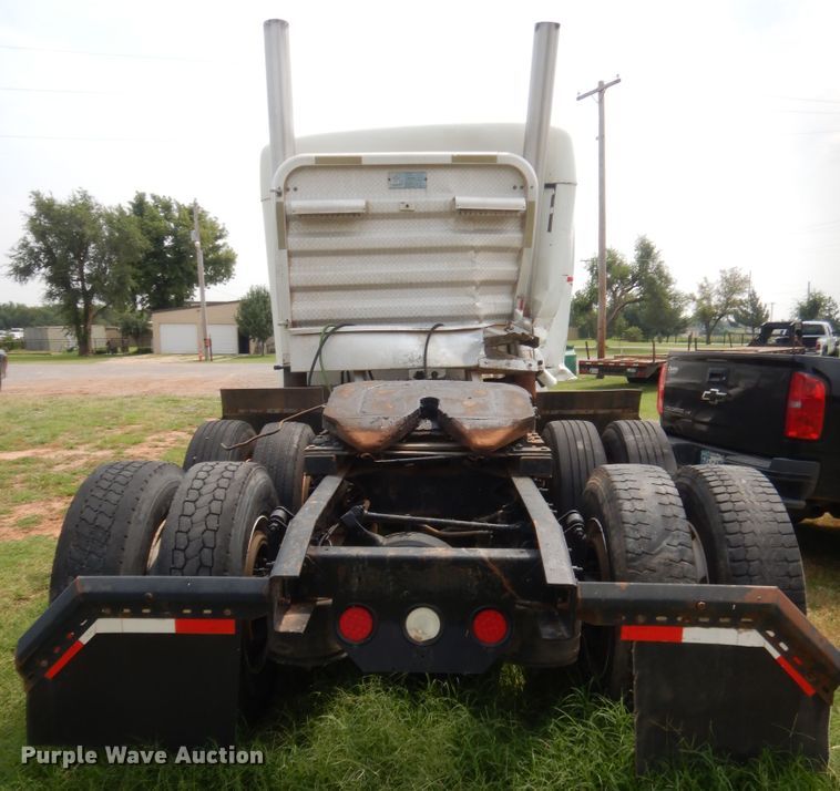 image for item IT9744 2000 Freightliner FLD120  semi truck