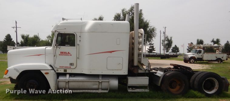 image for item IT9744 2000 Freightliner FLD120  semi truck
