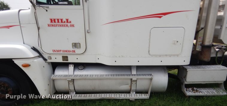image for item IT9744 2000 Freightliner FLD120  semi truck