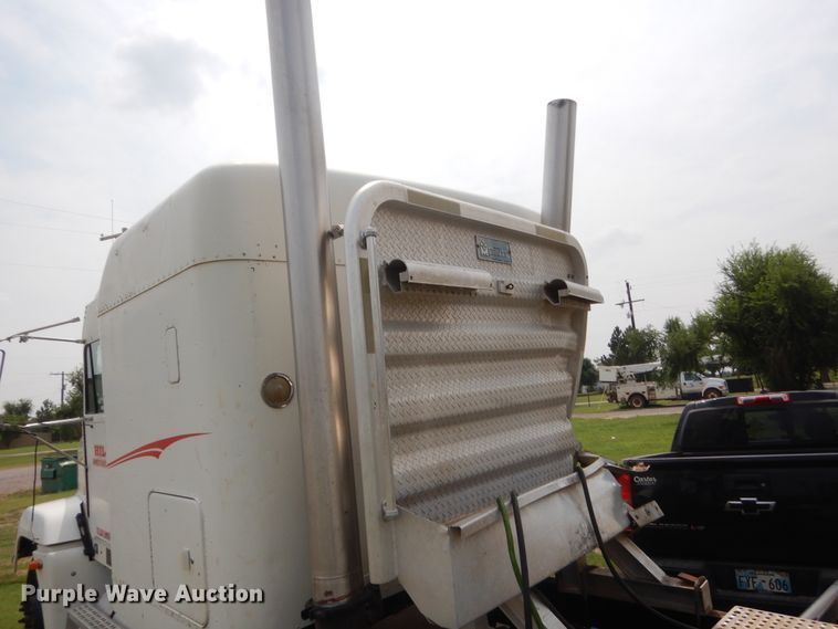 image for item IT9744 2000 Freightliner FLD120  semi truck