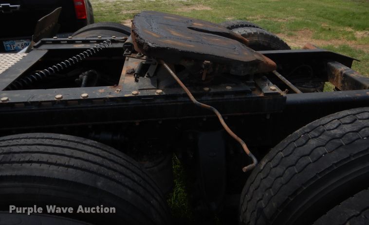 image for item IT9744 2000 Freightliner FLD120  semi truck