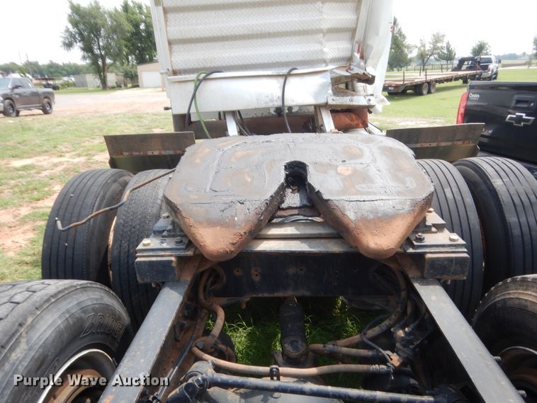 image for item IT9744 2000 Freightliner FLD120  semi truck