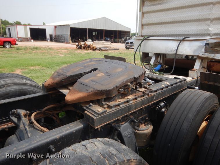 image for item IT9744 2000 Freightliner FLD120  semi truck