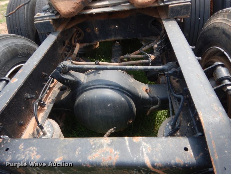 image for item IT9744 2000 Freightliner FLD120  semi truck