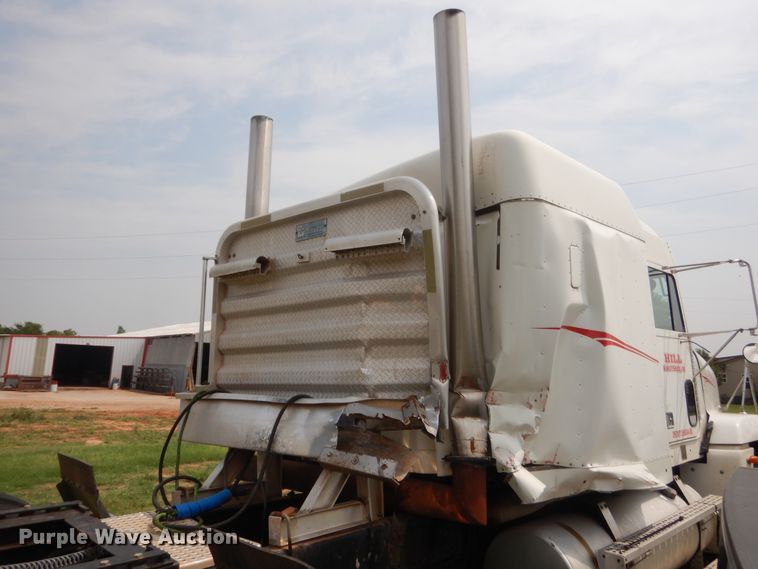 image for item IT9744 2000 Freightliner FLD120  semi truck