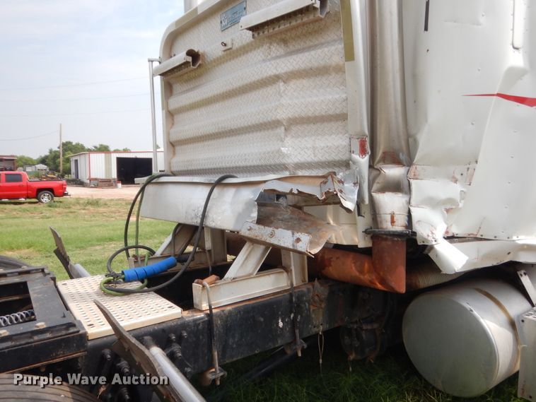 image for item IT9744 2000 Freightliner FLD120  semi truck