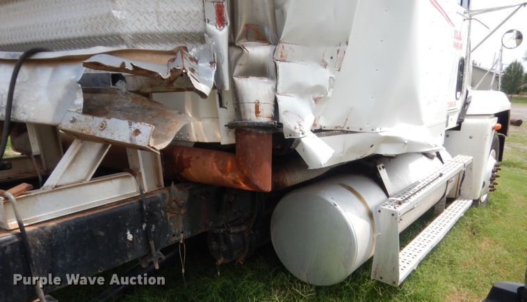 image for item IT9744 2000 Freightliner FLD120  semi truck