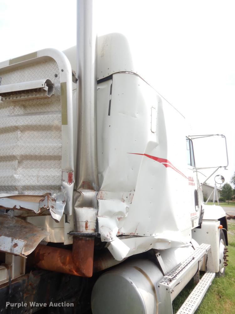 image for item IT9744 2000 Freightliner FLD120  semi truck