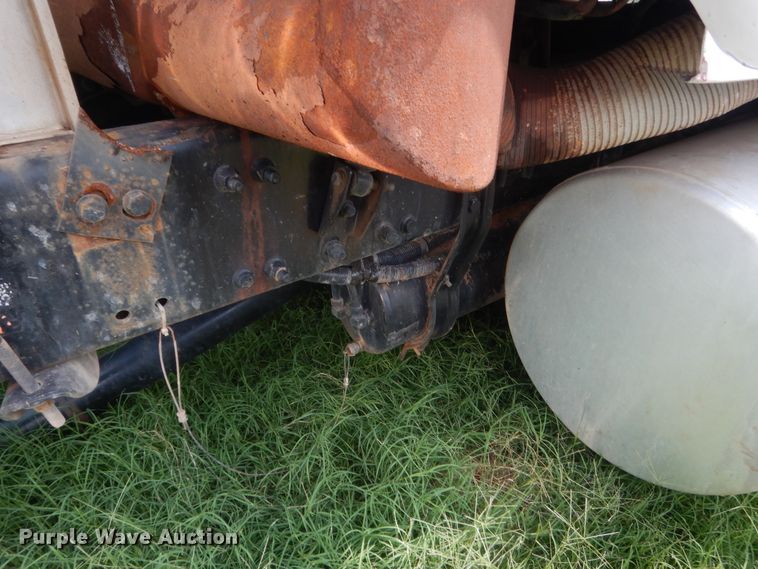 image for item IT9744 2000 Freightliner FLD120  semi truck