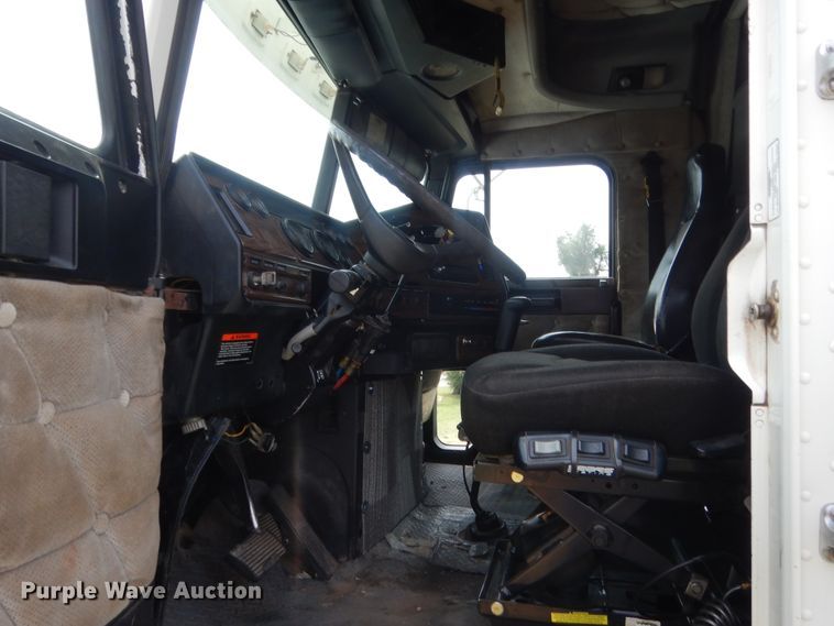 image for item IT9744 2000 Freightliner FLD120  semi truck