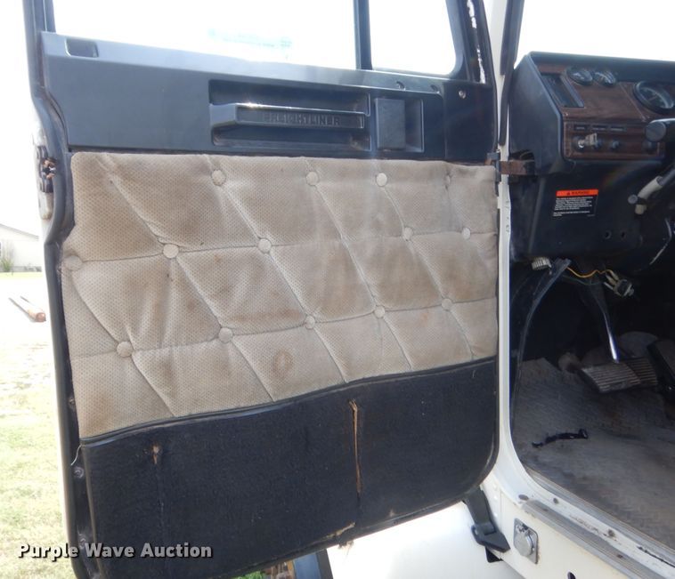 image for item IT9744 2000 Freightliner FLD120  semi truck