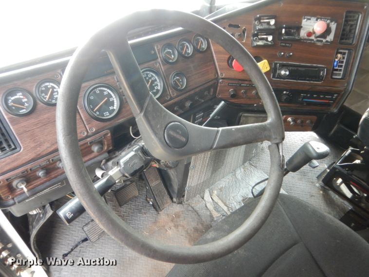 image for item IT9744 2000 Freightliner FLD120  semi truck