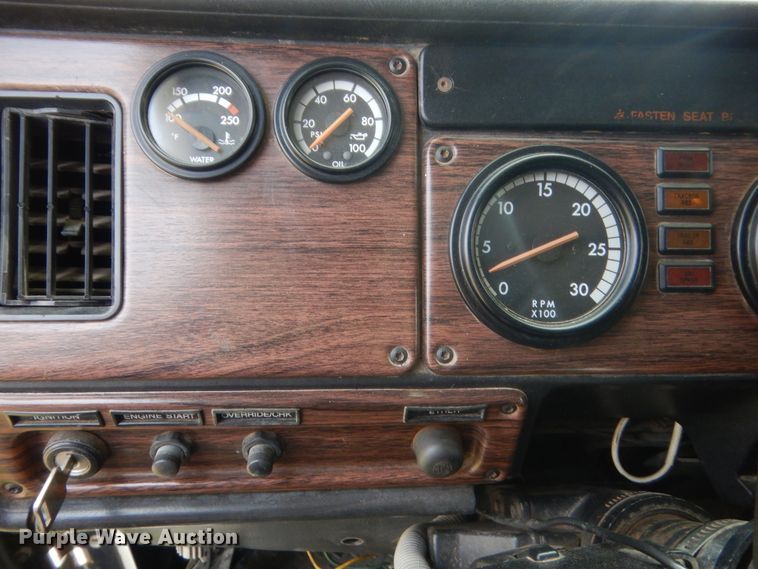 image for item IT9744 2000 Freightliner FLD120  semi truck