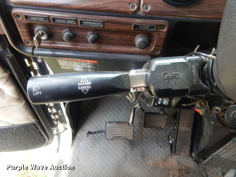 image for item IT9744 2000 Freightliner FLD120  semi truck