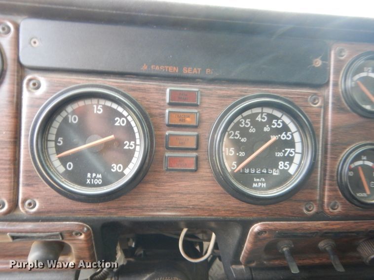 image for item IT9744 2000 Freightliner FLD120  semi truck