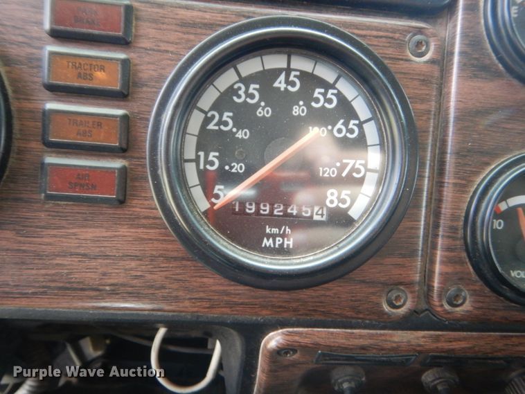 image for item IT9744 2000 Freightliner FLD120  semi truck