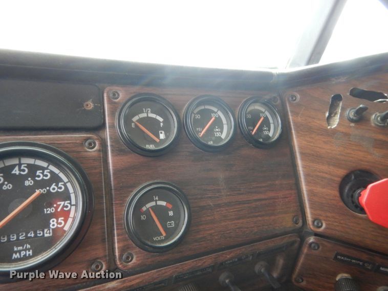 image for item IT9744 2000 Freightliner FLD120  semi truck