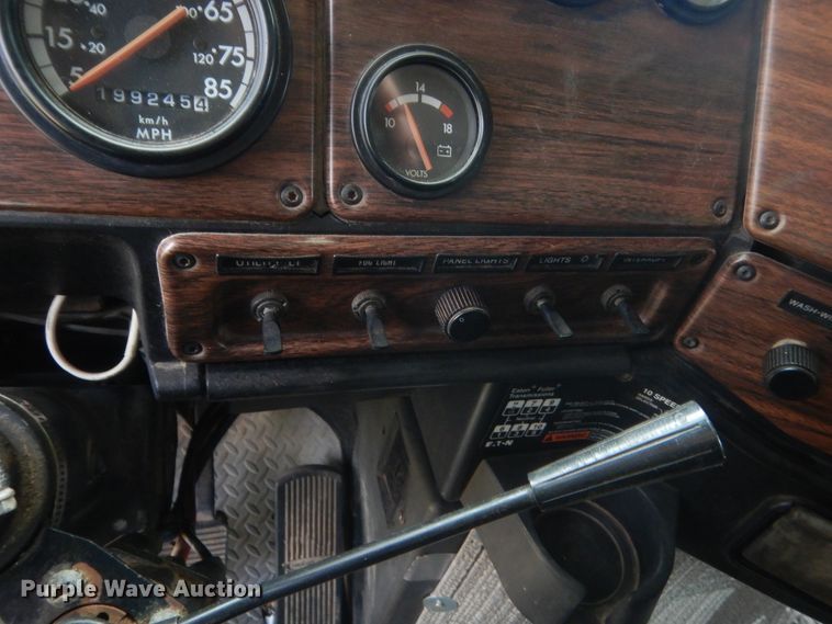 image for item IT9744 2000 Freightliner FLD120  semi truck