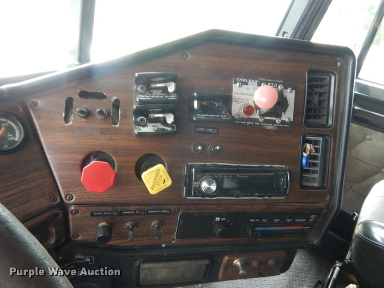 image for item IT9744 2000 Freightliner FLD120  semi truck