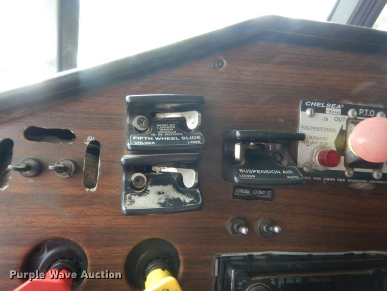 image for item IT9744 2000 Freightliner FLD120  semi truck