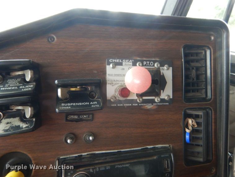 image for item IT9744 2000 Freightliner FLD120  semi truck