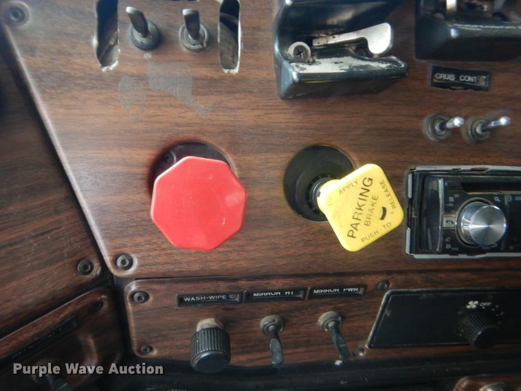 image for item IT9744 2000 Freightliner FLD120  semi truck