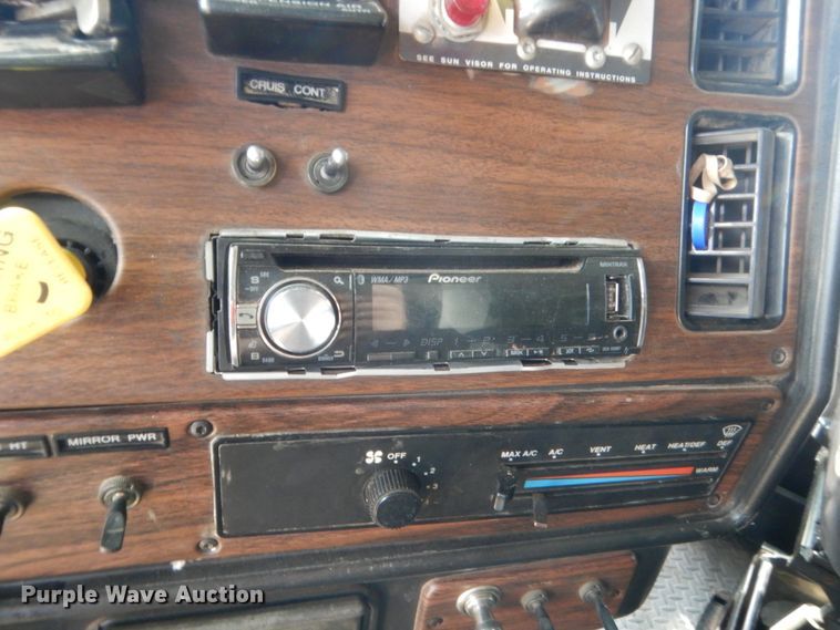 image for item IT9744 2000 Freightliner FLD120  semi truck