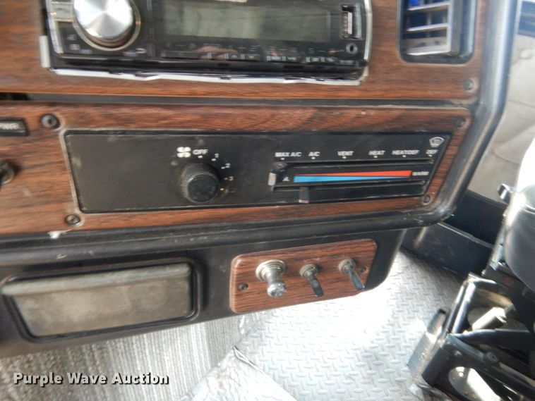 image for item IT9744 2000 Freightliner FLD120  semi truck