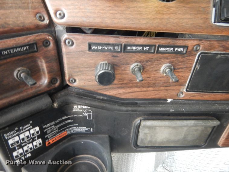 image for item IT9744 2000 Freightliner FLD120  semi truck