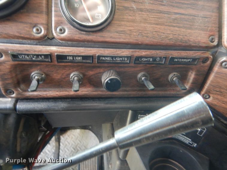 image for item IT9744 2000 Freightliner FLD120  semi truck