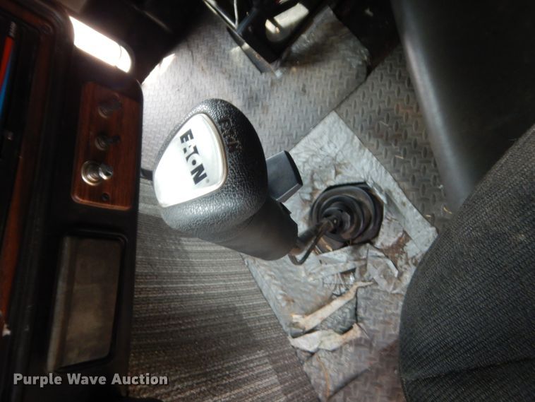 image for item IT9744 2000 Freightliner FLD120  semi truck