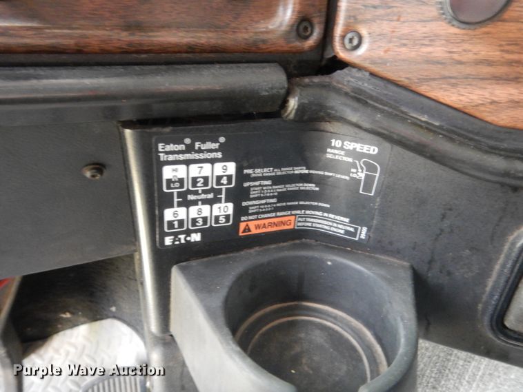 image for item IT9744 2000 Freightliner FLD120  semi truck