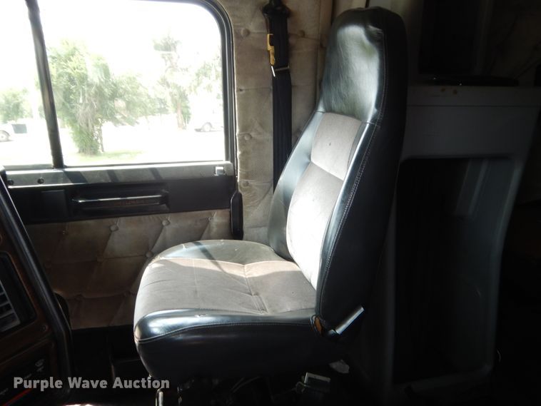 image for item IT9744 2000 Freightliner FLD120  semi truck