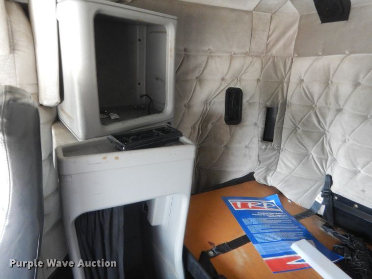 image for item IT9744 2000 Freightliner FLD120  semi truck