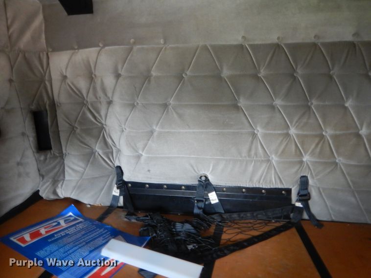 image for item IT9744 2000 Freightliner FLD120  semi truck