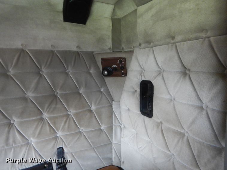 image for item IT9744 2000 Freightliner FLD120  semi truck