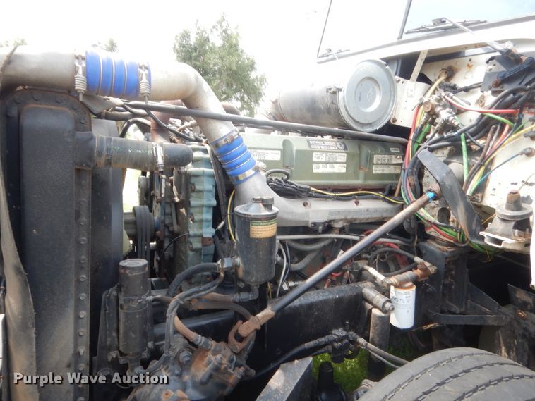 image for item IT9744 2000 Freightliner FLD120  semi truck