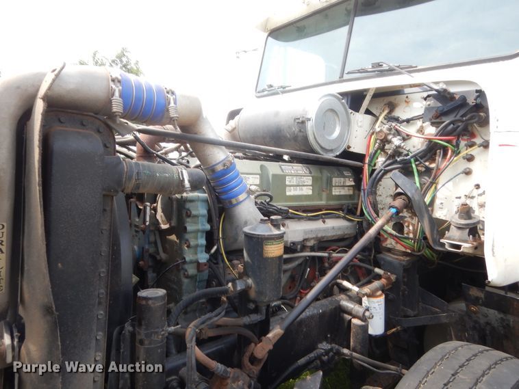 image for item IT9744 2000 Freightliner FLD120  semi truck