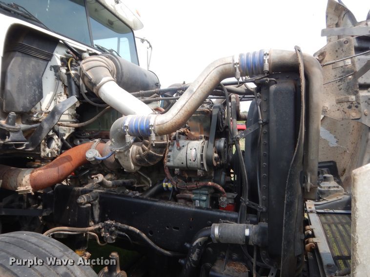 image for item IT9744 2000 Freightliner FLD120  semi truck