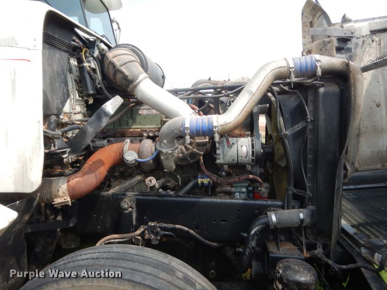 image for item IT9744 2000 Freightliner FLD120  semi truck