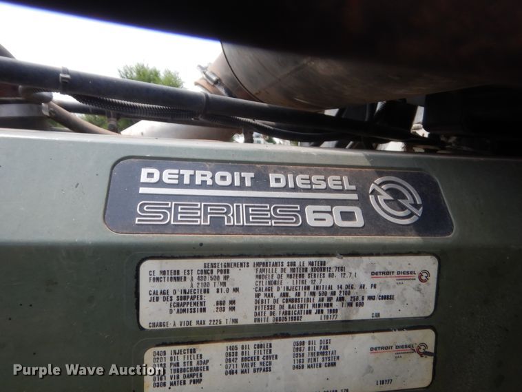 image for item IT9744 2000 Freightliner FLD120  semi truck