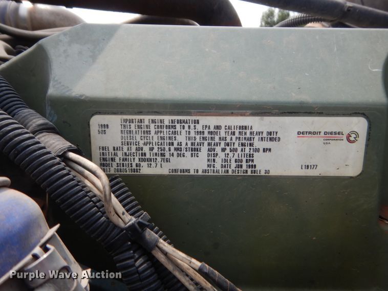 image for item IT9744 2000 Freightliner FLD120  semi truck