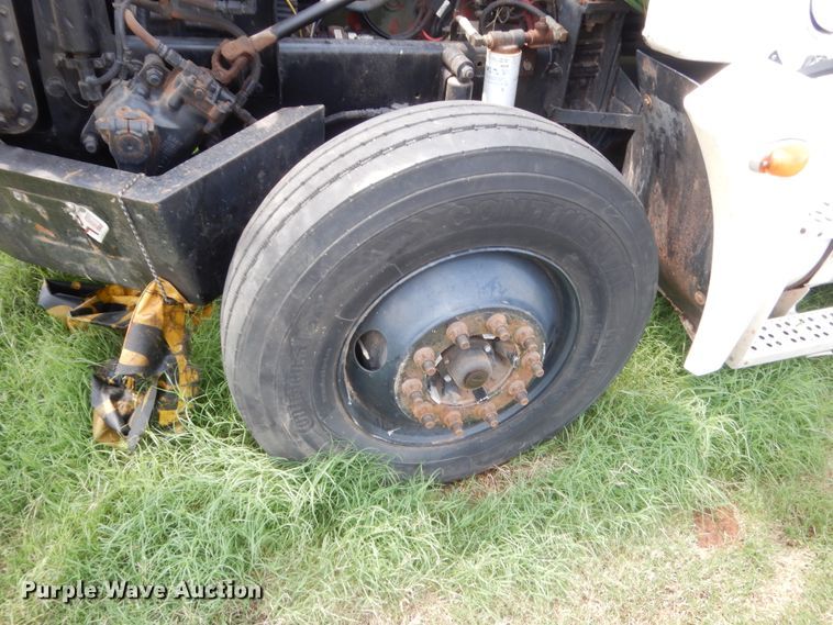 image for item IT9744 2000 Freightliner FLD120  semi truck