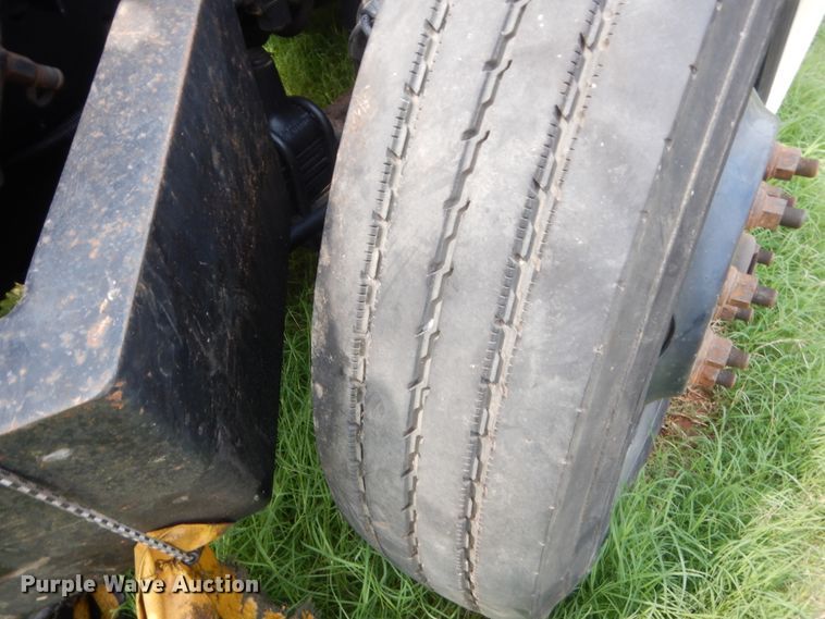 image for item IT9744 2000 Freightliner FLD120  semi truck