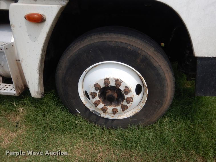 image for item IT9744 2000 Freightliner FLD120  semi truck