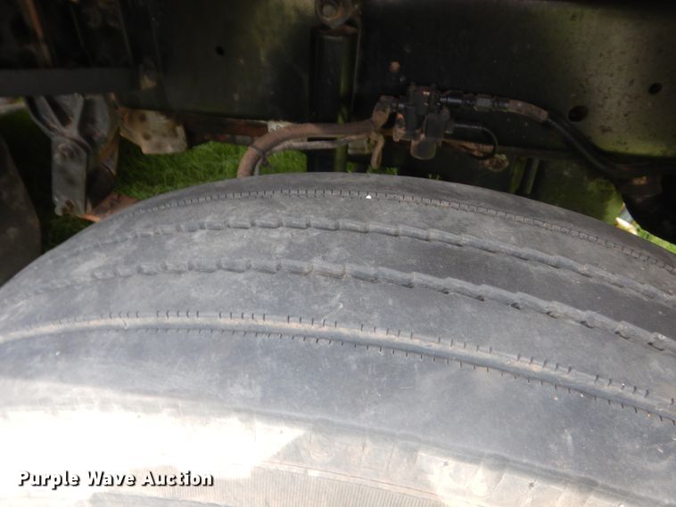 image for item IT9744 2000 Freightliner FLD120  semi truck