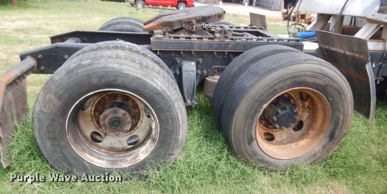 image for item IT9744 2000 Freightliner FLD120  semi truck