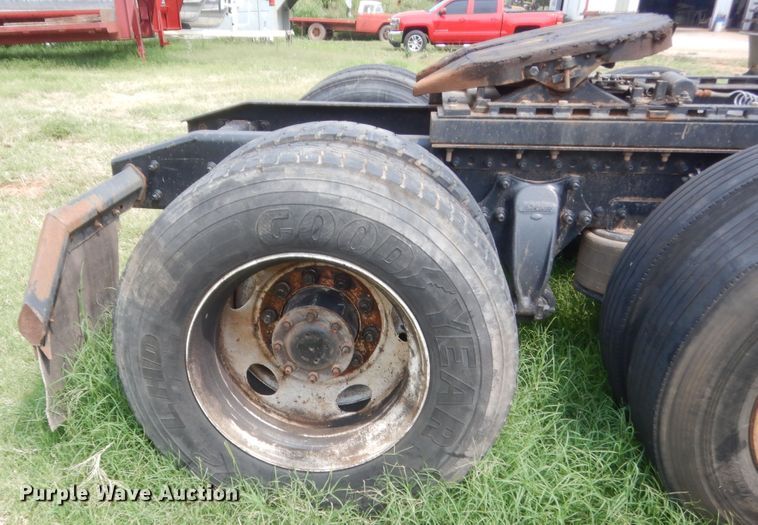 image for item IT9744 2000 Freightliner FLD120  semi truck